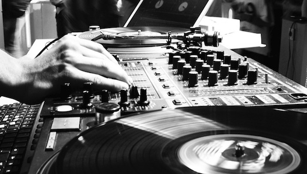 5 Motivos por los que ser DJ te ayuda a Producir Mejor